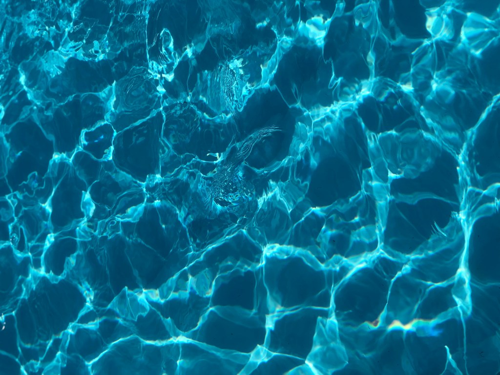 Glitzerndes Poolwasser