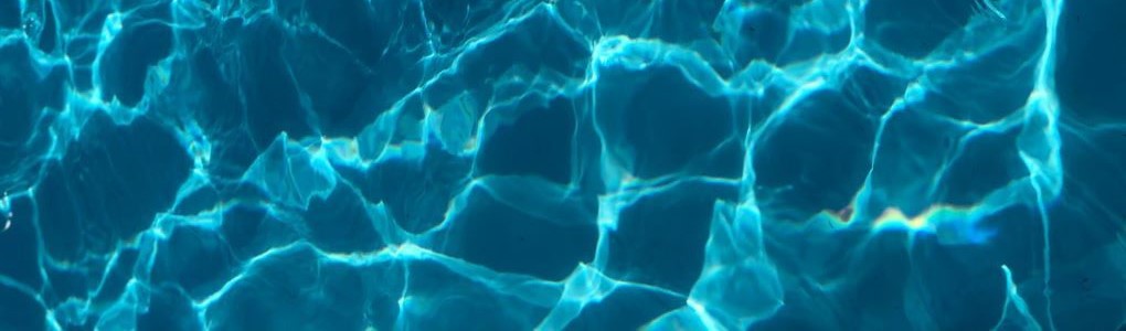 Lichtreflexe im Poolwasser